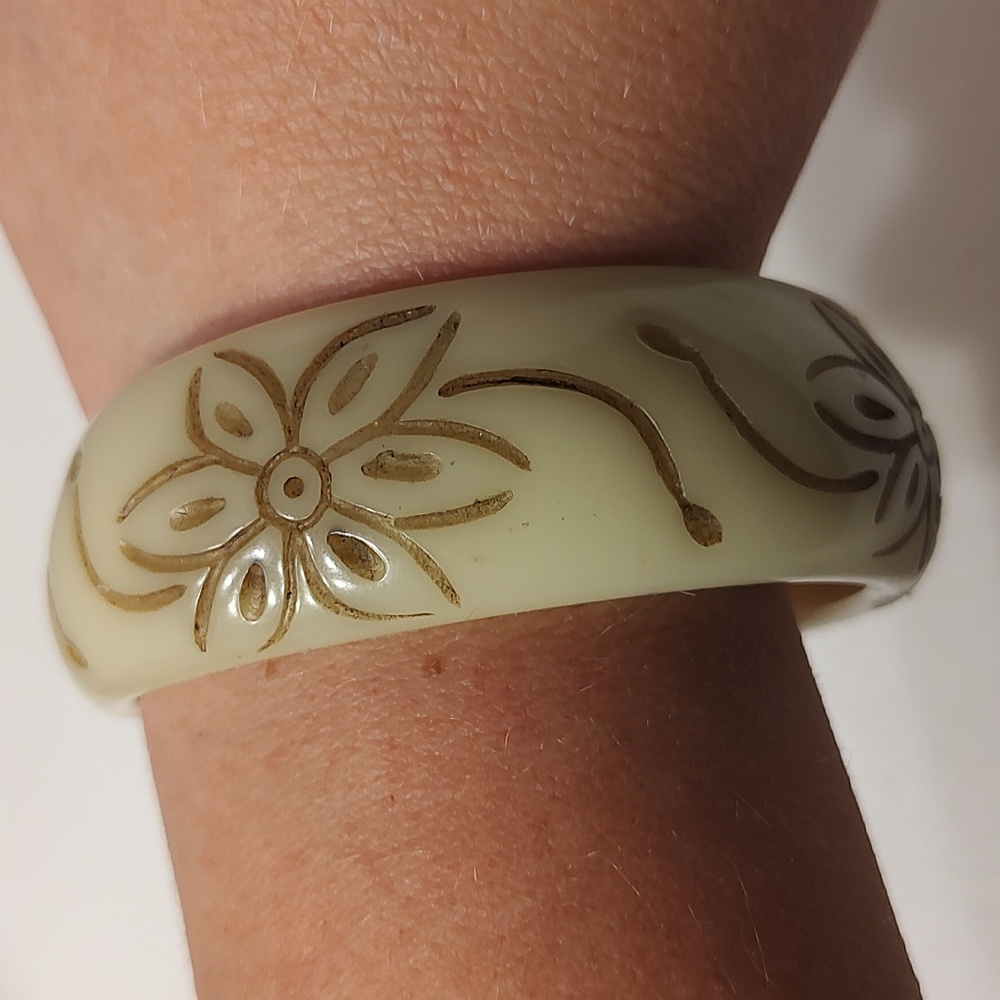 Vintage Acrylic Bangle Bracelet Flower Etching In Gold Tone